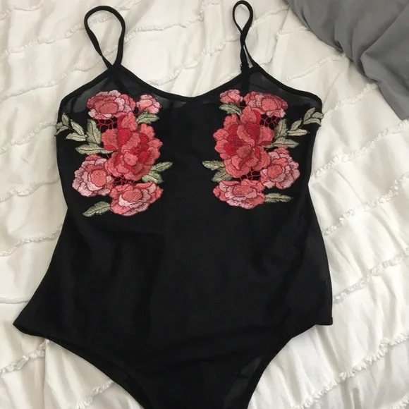 3/$15 Fashion Nova Floral Mesh Bodysuit - Picture 3 of 4